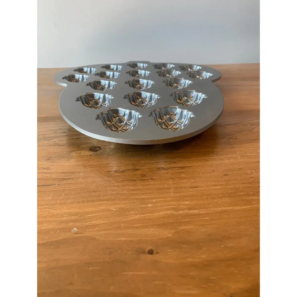 Nordic Ware USA Cast Aluminum ACORN CAKELET PAN 2 Cup Capacity 18 Cavities